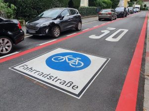 Read more about the article Bezirksrat 310 Westliches Ringgebiet: Das VZ244.1 statt der üblichen Piktogramme in Fahrradstraßen auftragen
